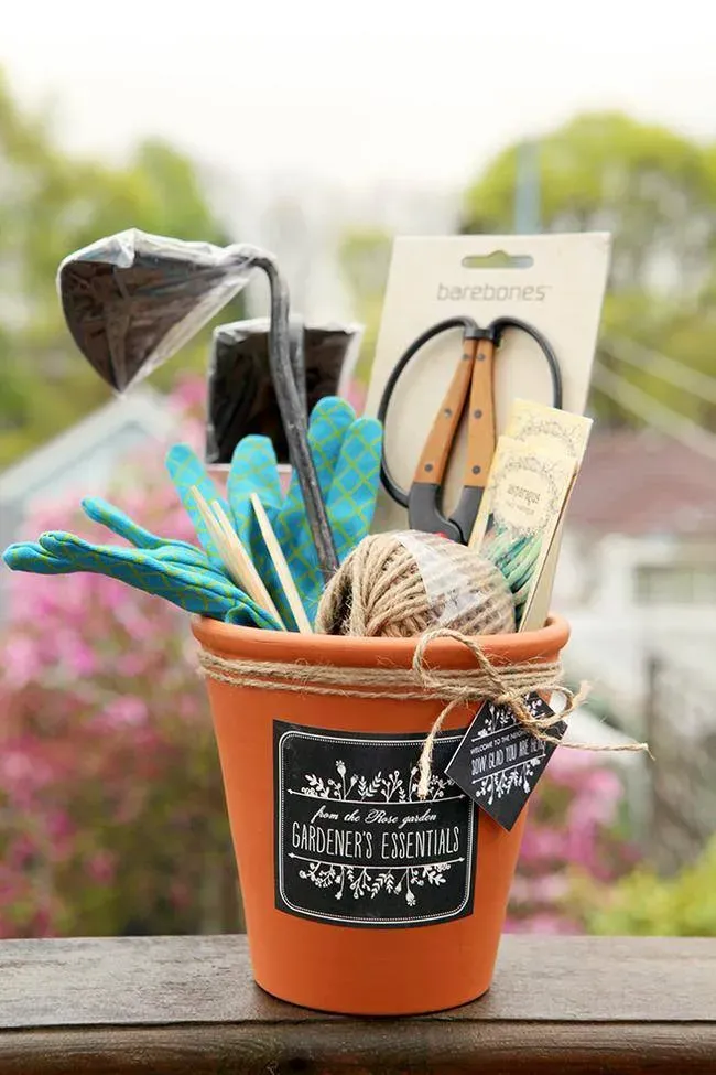 MustHaves for Your DIY Gardening Gift Basket Ideas